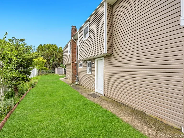 405 Massapequa Ave — Photo 28