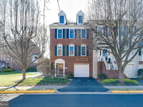 2001 Gervais Dr, Falls Church, VA 22043