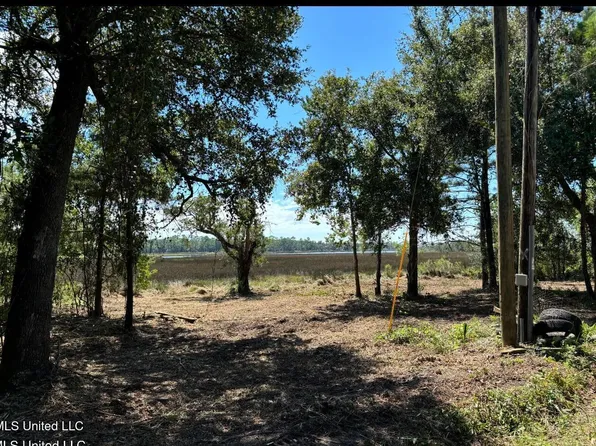 3024 Magnolia Ln, Ocean Springs, MS 39564