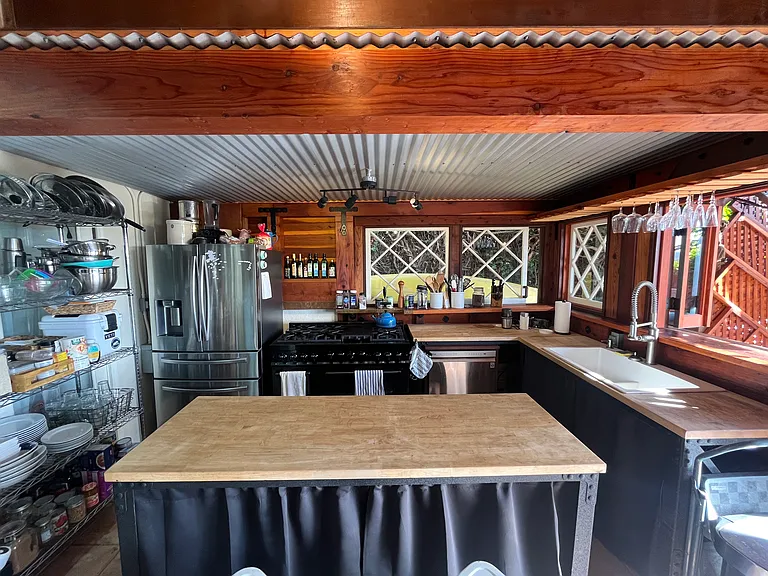 Kitchen with island, commercial 6x burner and grill top stove w full appliances, including dishwasher