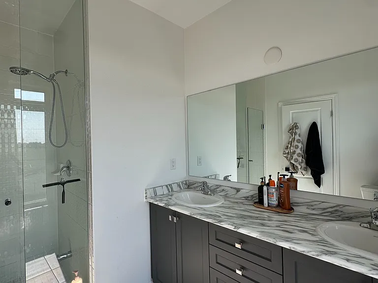 63 Holyrood Cres — Photo 7