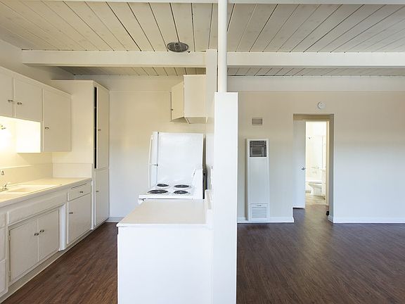 3rd image of 1335 Pacific Beach Dr APT 14