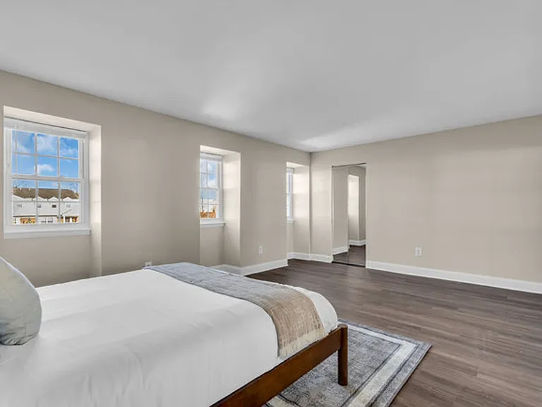 Chateau Apartments — Photo 19
