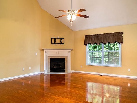 4th image of 100 Landons Cir