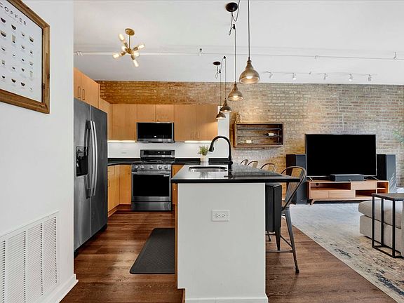 4th image of 1118 W Fulton St #202