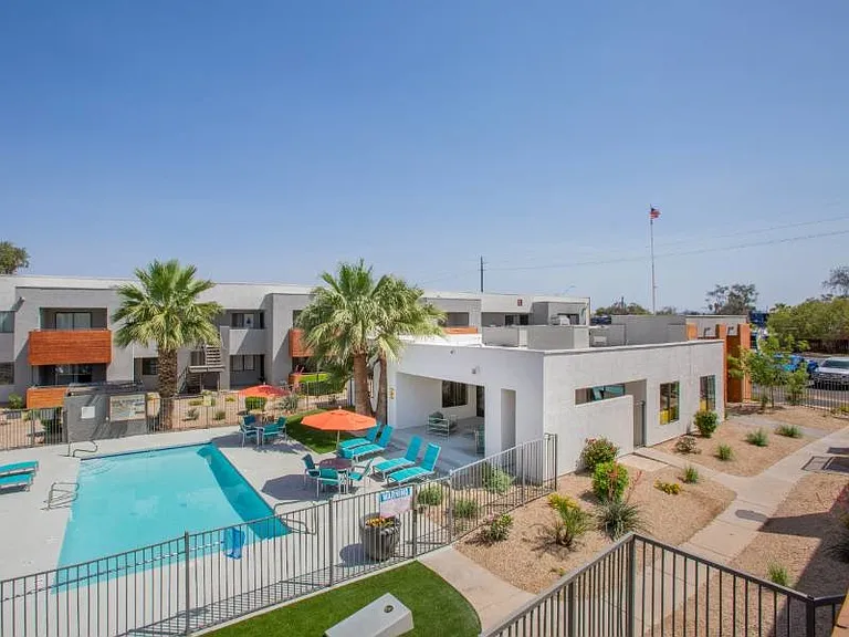 Portola Glendale — Photo 16