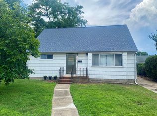 20 Howard St, Hicksville, NY 11801