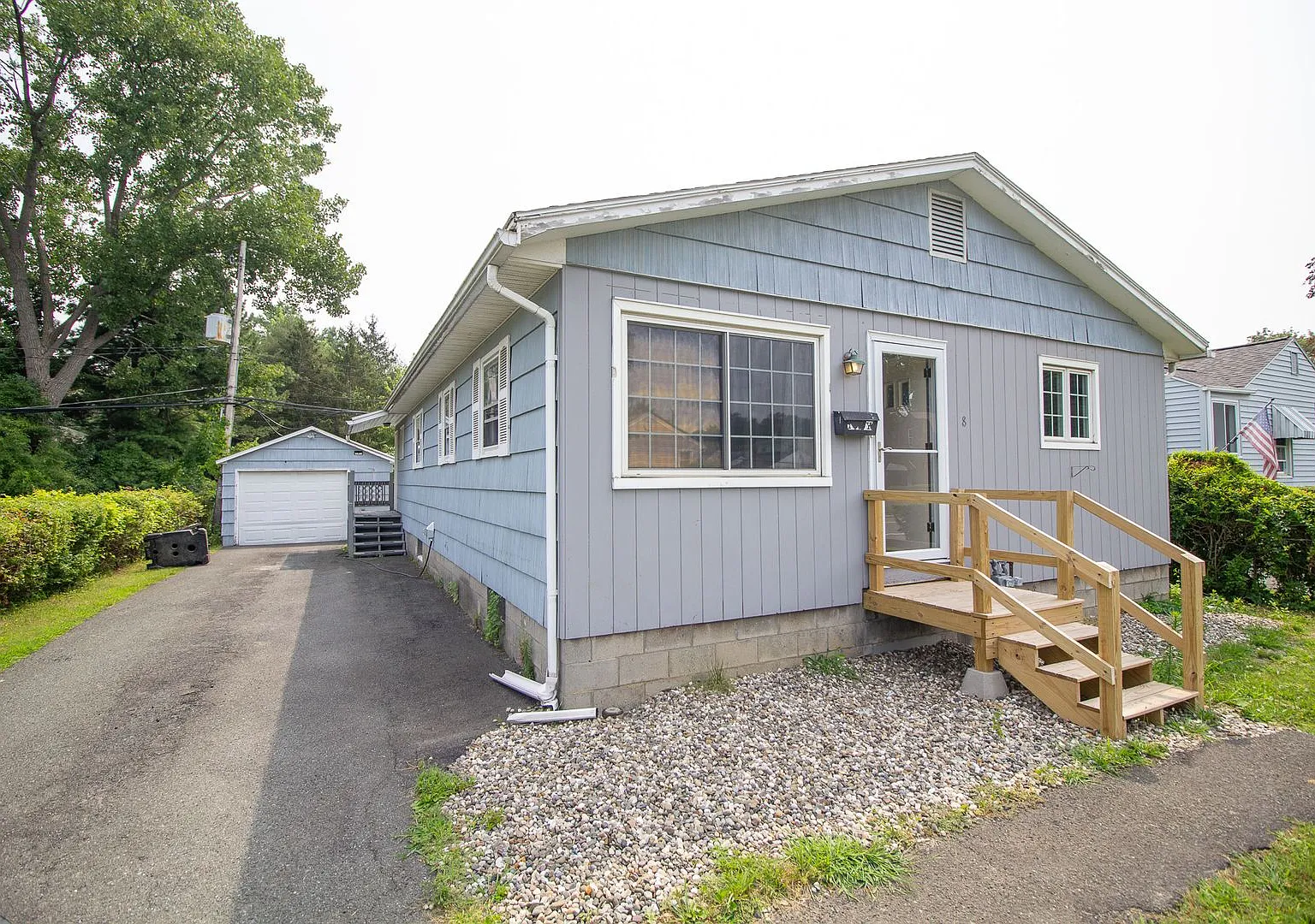 3 Bedrooms, 2 Bathrooms - North Colonie Schools — Photo 2