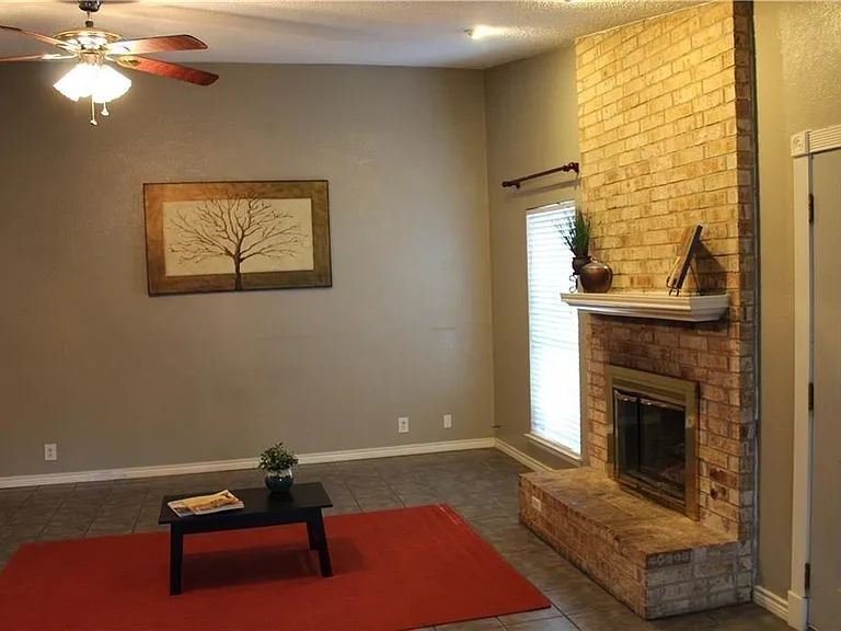 1702 Goodson Ln — Photo 5