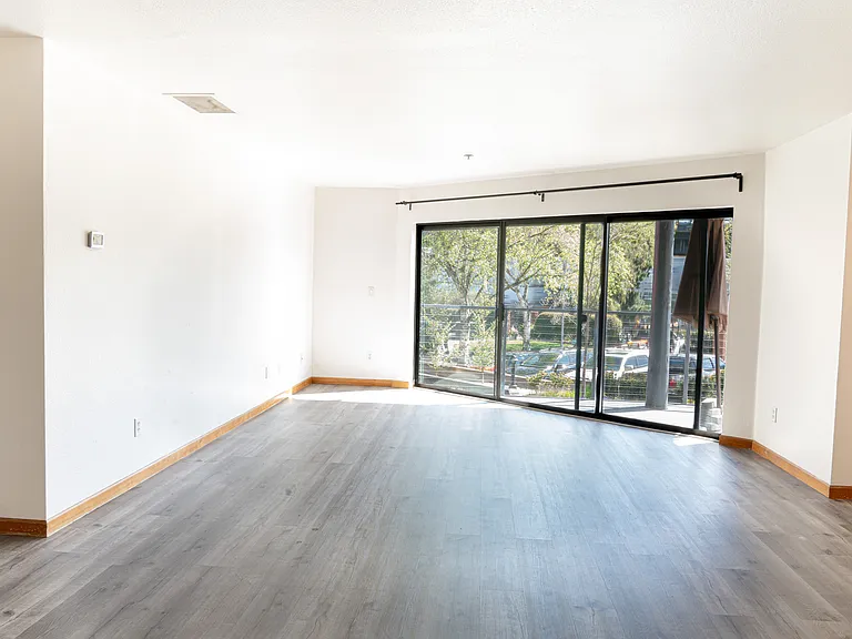606 NW Naito Pkwy #A8 — Photo 5