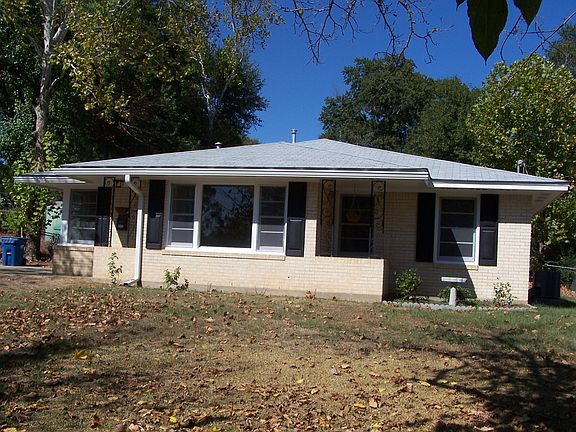2nd image of 706 W Arkansas Ave