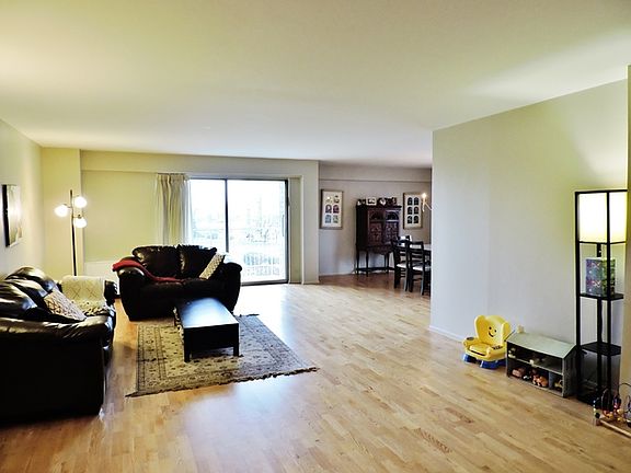 4th image of 7061 N Kedzie Ave Suite 1402