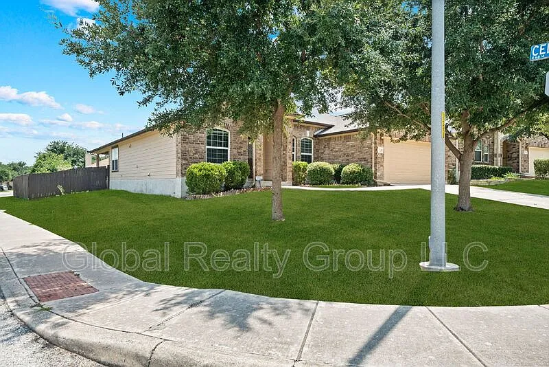 4 bed, 2.0 bath, 2469 sqft, $2,050 — Photo 4