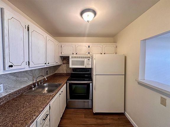 5th image of 148 Westbury I #148