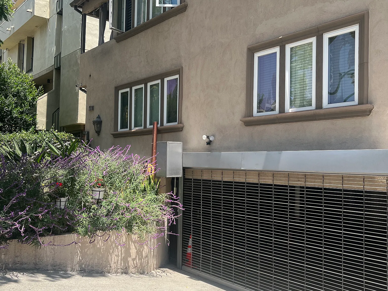 2 bed, 1.5 bath, 850 sqft, $3,300 — Photo 2