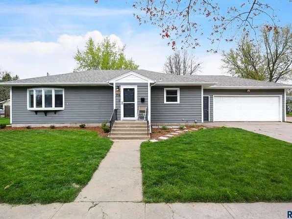 716 E 10th St, Dell Rapids, SD 57022