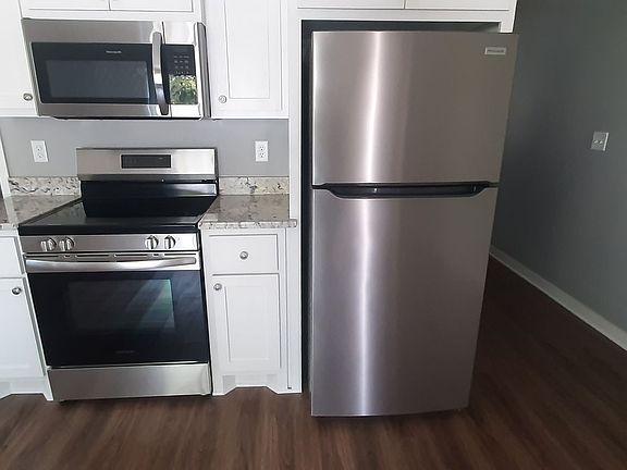 5th image of 407 E Academy Ave