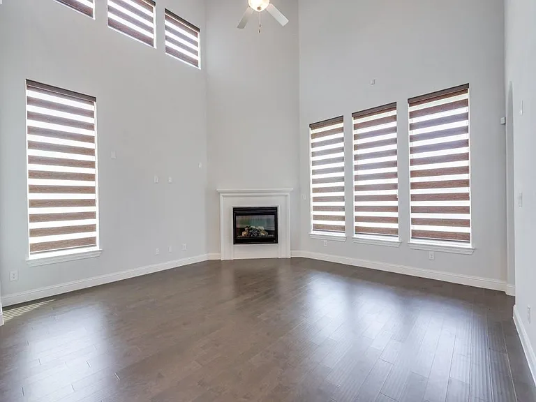 2101 Hebert Ct — Photo 2