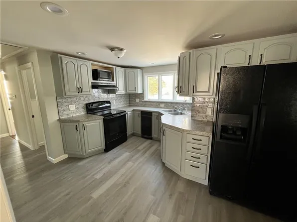 10 Rosemary Dr, North Kingstown, RI 02852