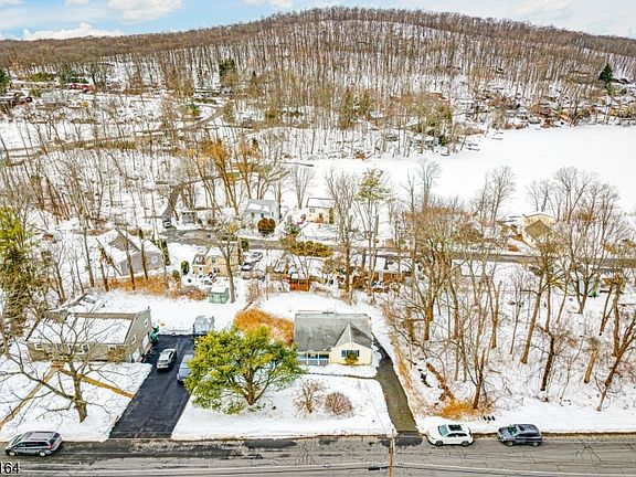 5th image of 10 Lake Shore Rd