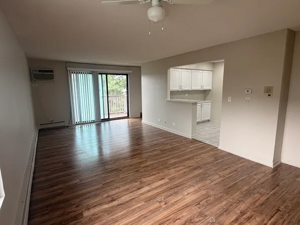 153 N Gregory St #18, Aurora, IL 60504