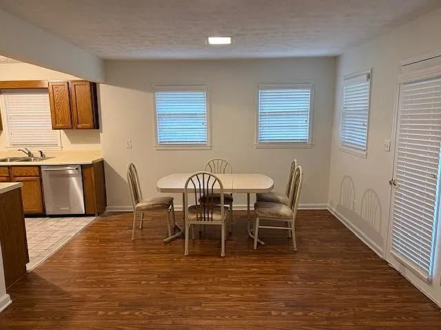 3 bed, 1.5 bath, 1290 sqft, $1,575 — Photo 4