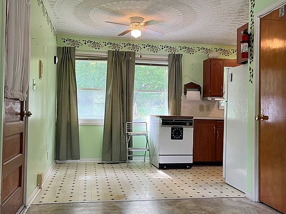 3rd image of 212 Sharon Ave