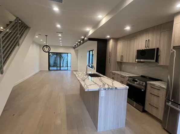 17243 Kittridge St, Lake Balboa, CA 91406