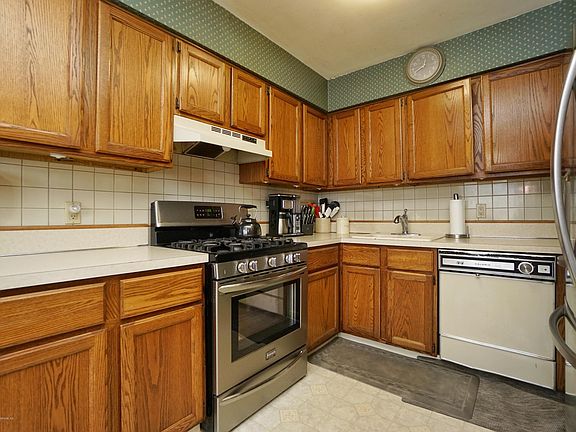 5th image of 7 Stratford Ct