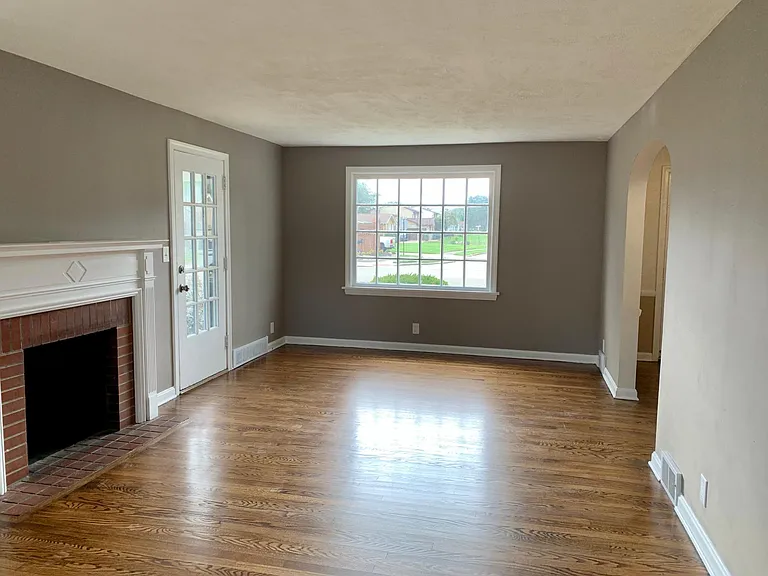 235 Everhard Rd SW — Photo 9