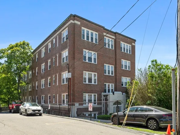 21 Bradlee Rd APT 54, Medford, MA 02155