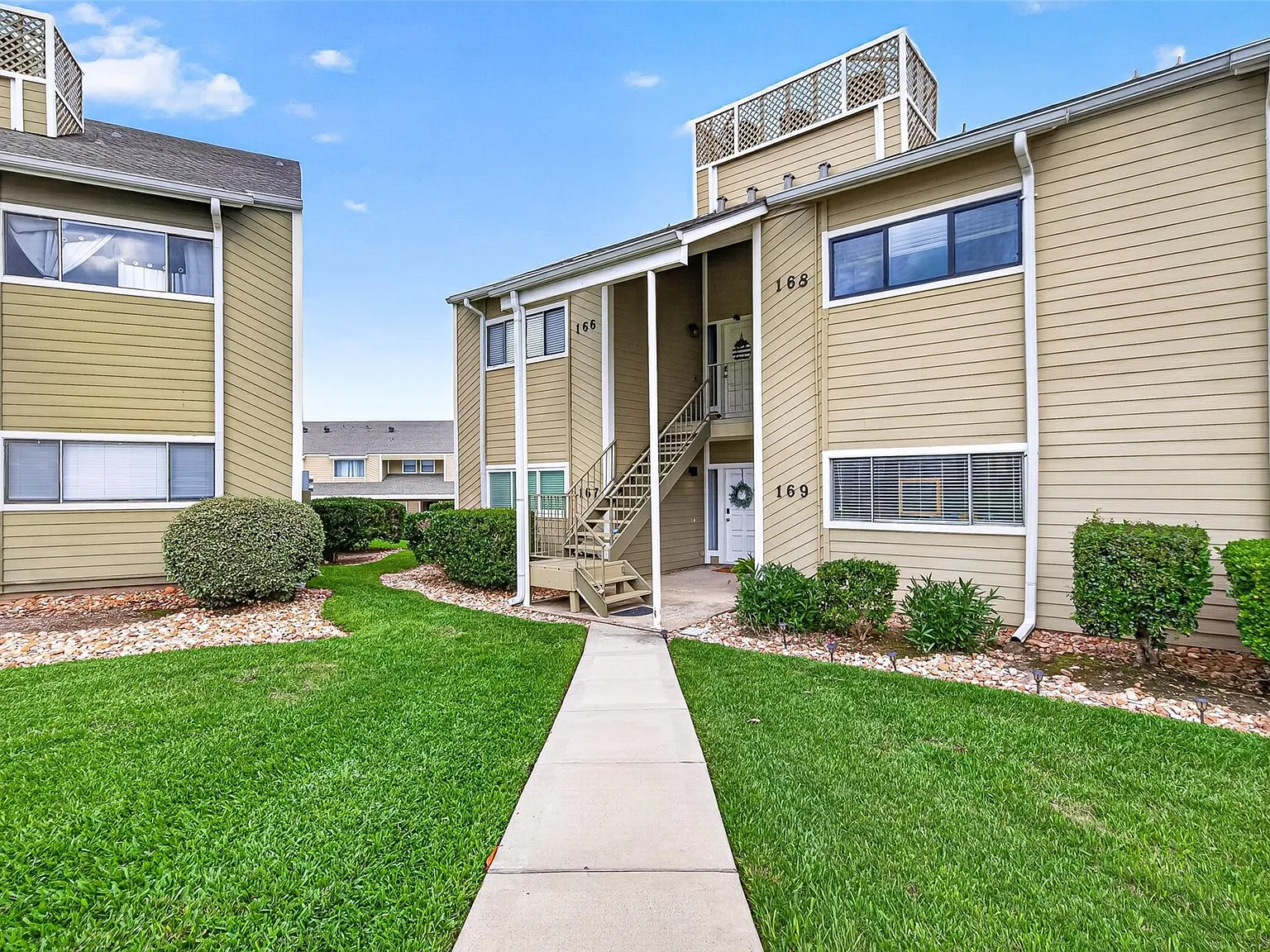 2 bed, 2.0 bath, 1226 sqft, $1,800 — Photo 3