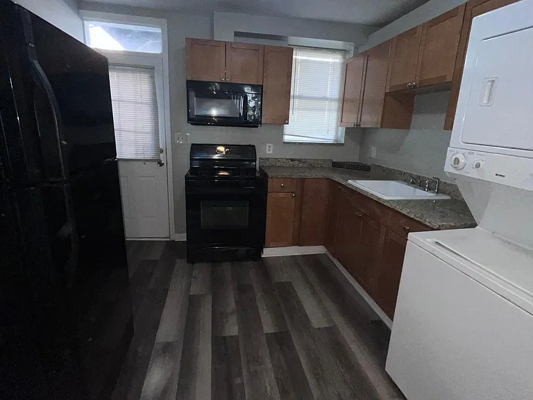 1206 W Cross St — Photo 4