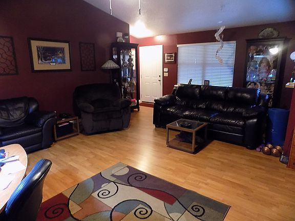 5th image of 225 Jarvis Ave