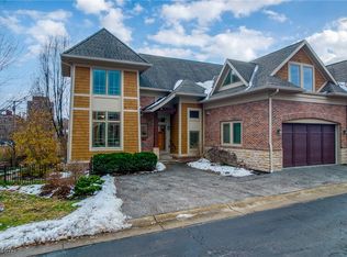 17 Kenilworth Mews, Cleveland Heights, OH 44106