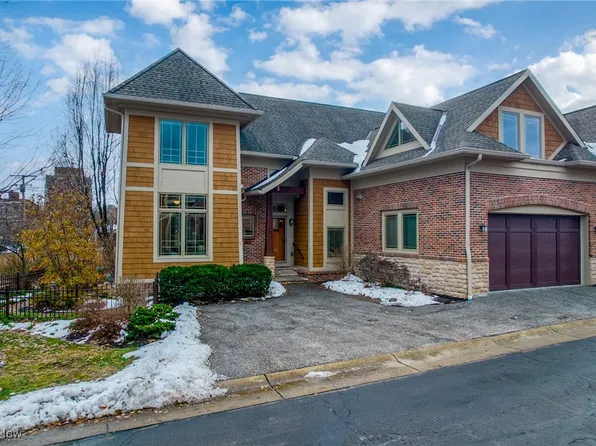 17 Kenilworth Mews, Cleveland Heights, OH 44106