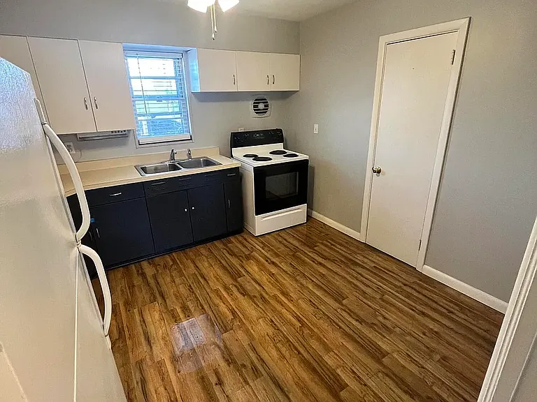 2212 Gerald Ct — Photo 9