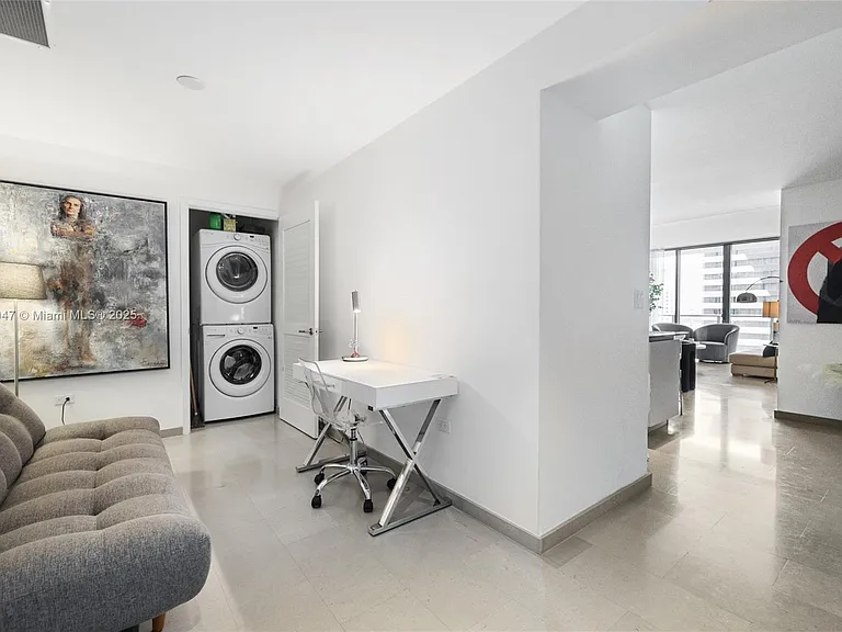 88 SW 7th St #1010 — Photo 14