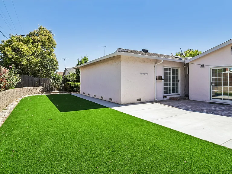 987 Camellia Way — Photo 3