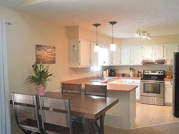 3rd image of 585 Hilltop Terrace Dr
