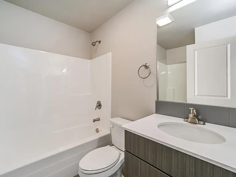 014-photo-bathroom-13945232
