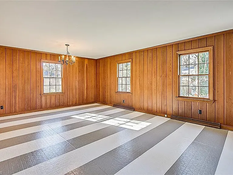 1402 Roanoke Dr — Photo 17