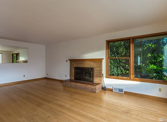 5th image of 3227 Whalley Pl W