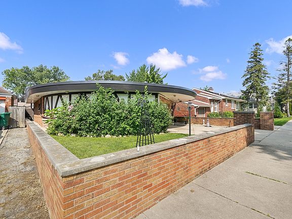 5th image of 3936 Clarence Ave