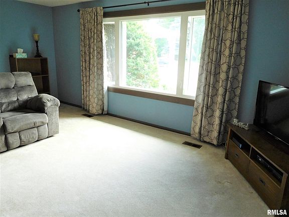 3rd image of 101 Lakecrest Dr