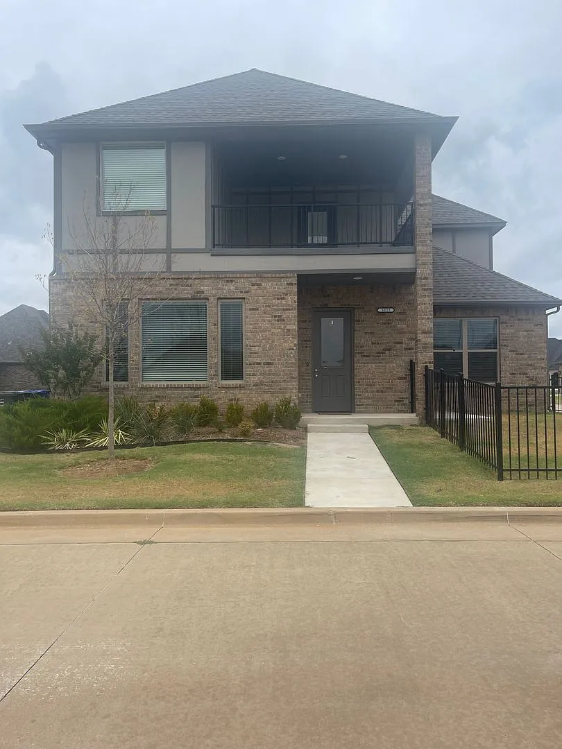 Beautiful 4 bed 3.5 bath home with a game room in The Enclave! — Photo 1