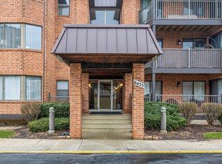 6425 Clarendon Hills Rd APT 211, Willowbrook, IL 60527