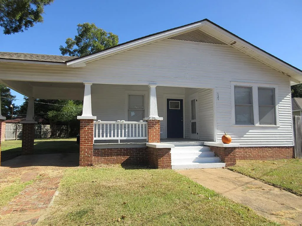 3 bed, 1.0 bath, $950 — Photo 1