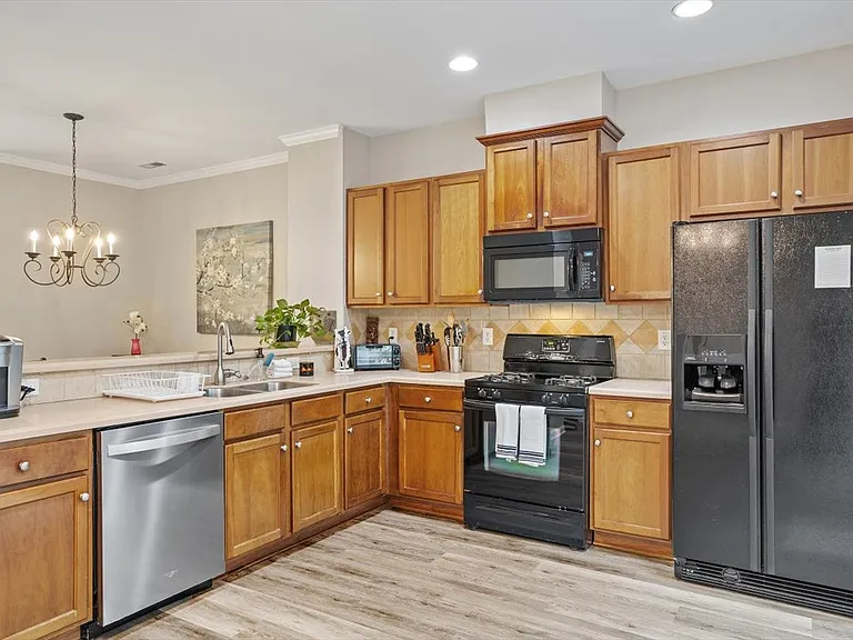 104 Linden Park Ln — Photo 32