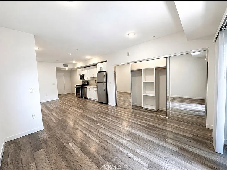 1025 S Berendo St #202 — Photo 2